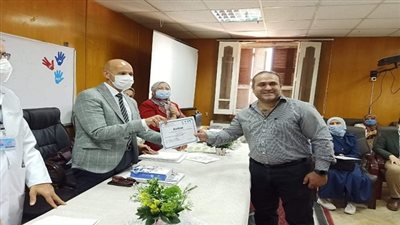 بالصور.. تسليم شهادة اجتياز الدورة الأولي في البرنامج التدريبي لأطباء الرعاية المتكاملة بمحافظة الشرقية