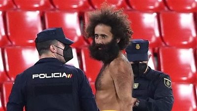 كشف طريقة تسلل المشجع العاري لملعب مباراة مانشستر يونايتد وغرناطة