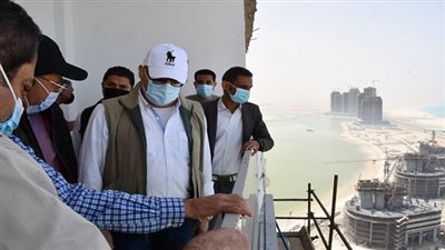 وزير الإسكان يتفقد أعمال التشطيبات بـ 15 برجا بالمنطقة الشاطئية بالعلمين الجديدة
