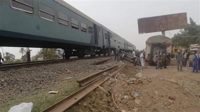 بعد رفع آثار حادث طوخ.. مرور أول قطار وجه بحري بموقع حادث بنها