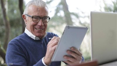 كيف يؤثر الإنترنت على الصحة العقلية لكبار السن؟.. العلم يجيب