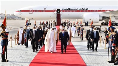 الرئيس السيسي يستقبل محمد بن زايد بمطار القاهرة