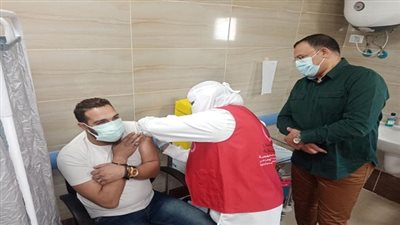 الحفناوى يتابع تطعيمات المواطنين بلقاح كورونا بالسويس 