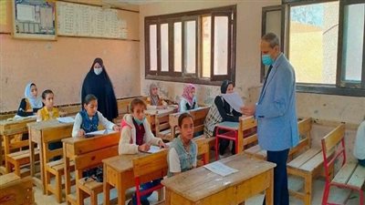 وكيل وزارة التعليم بالفيوم يتابع امتحانات صفوف النقل وسط إجراءات احترازية مشددة