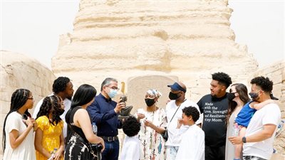 وزير الآثار يلتقي بالسيدة الأمريكية جلوريا والكر بعد تحقيق حلمها بزيارة الأهرامات