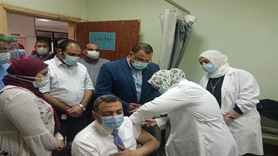 وكيل صحة السويس يفتتح المركز الطبي للعاملين بالبترول للتطعيم ضد كورونا