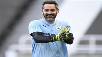 حارس مانشستر سيتي يشارك في الدوري الإنجليزي بعد 10 أعوام من الغياب