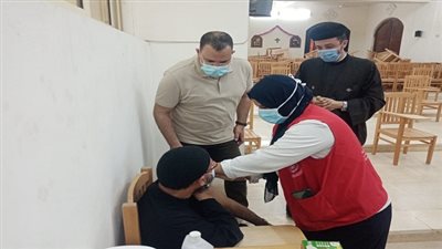 وكيل صحة السويس يتابع تطعيمات كورونا من داخل كنيسة ماري جرجس