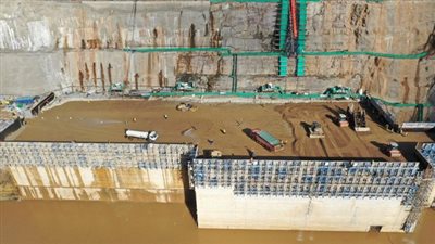 وزير الإسكان ووزير الطاقة التنزانى يتفقدان العمل بمشروع سد نيريرى