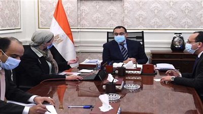 رئيس الوزراء يتابع مع وزيرة البيئة ملفات عمل الوزارة