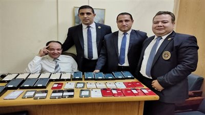 جمارك مطار القاهرة تضبط 73 آيفون مهربة من الإمارات 