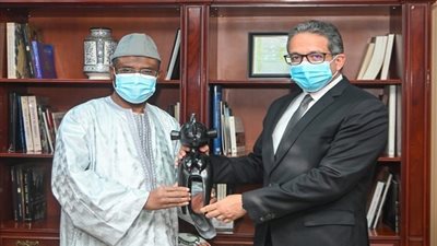 العنانى يلتقى سفير غينيا بالقاهرة لمناقشة سبل التعاون فى السياحة 