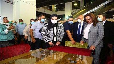وزيرة التضامن الاجتماعي ومحافظ دمياط تفتتحان معرض 