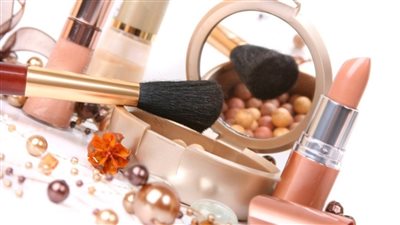 لمحبي مستحضرات التجميل.. إحترسي من تلك العادة