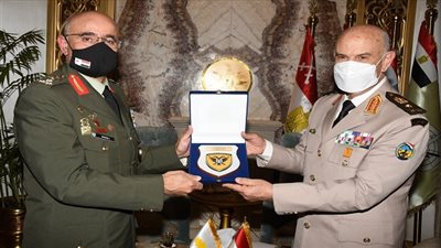 وزير الدفاع ورئيس الأركان يلتقيان قائد الحرس الوطنى القبرصى لبحث علاقات التعاون المشترك 