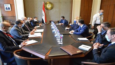 مصر وفرنسا تبحثان التطورات الإيجابية بالعلاقات الثنائية 