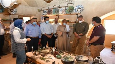 محافظ الفيوم ورئيس هيئة تنشيط السياحة يتفقدان مدرسة الخزف والفخار بقرية 