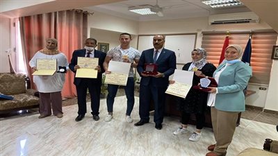  مدير تعليم السويس يكرم الطالبين الفائزين جمهورياً بمسابقة شيف المستقبل