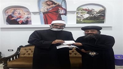 أسقف السويس يشترى 5 صكوك أضحية من الأوقاف 