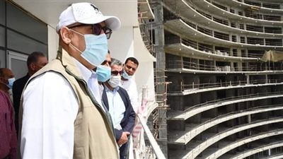 وزير الإسكان يتفقد أعمال تشطيب واجهات 15 برجا بالعلمين الجديدة