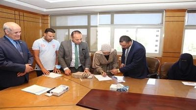 رئيس جامعة الفيوم يسلم منحة التفوق للفائزين ببرنامج المنح الدراسية لمرحلتي الماجستير والدكتوراه 