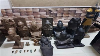مباحث السياحة والآثار بالفيوم ضبط مدير مدرسة ومهندس زراعى وعامل بحوزتهم ٥٨ قطعة آثار مزيفة 