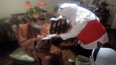صحة السويس تواصل التطعيم المنزلي بلقاح فيروس كورونا لكبار السن