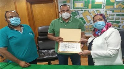 الحفناوى يكرم المدير المالي بمركز الصباح لبلوغها سن التقاعد