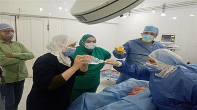 وكيل صحة السويس يجري عملية إستئصال ورم على المبيض لفتاة عشرينية