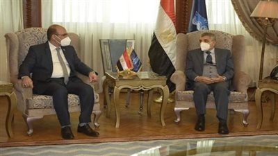 رئيس الهيئة البرلمانية لنواب السويس يهنيء رئيس هيئة القناة لإنتهاء أزمة السفينة الجانحة