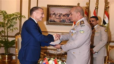 وزير الدفاع يلتقى وزير دفاع جمهورية صربيا ويوقعان بروتوكول تعاون فى المجال العسكرى بين الجانبين