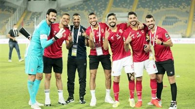 بالفيديو.. إعلامي يهنئ النادي الأهلي بالتتويج بالنجمة العاشرة