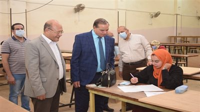 رئيس جامعة سوهاج يتفقد امتحانات الدراسات العليا بكليتي التربية والتكنولجيا والتعليم