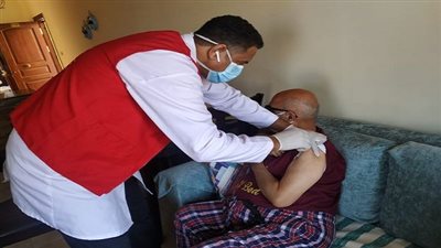 فريق التطعيم المنزلي يواصل تطعيم المواطنين بمنازلهم ضد كورونا بالسويس 