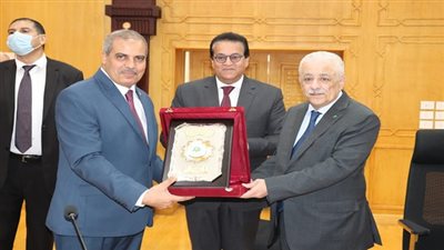 رئيس جامعة الأزهر يكرم  وزيري التعليم العالي والتربية والتعليم  