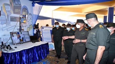 وزير الدفاع يقوم بجولة تفقدية لإحدى الوحدات الفنية للأسلحة التابعة لإدارة الأسلحة والذخيرة