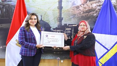 محافظ دمياط تكرم مدير مديرية الصحة وعدد من العاملين بالقطاع الصحى والأطقم الطبية والتمريض 