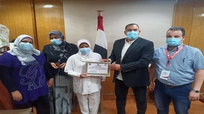 الحفناوى يقرر صرف 500 جنية مكافأة لأحدى الممرضات بالسويس.. لهذا السبب 