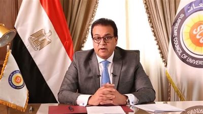 وزير التعليم العالى يتلقى تقريرًا حول تخريج أول دفعتين من الطلاب المشاركين فى مشروع 