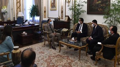 مدبولي لـ مصطفى قنديل: كل من لديه أفكار جيدة ويعمل بجد سينجح