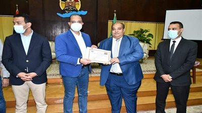 محافظ الفيوم يُكرم الأطباء والإداريين والفنيين المتميزين تقديرا لجهودهم في مجابهة كورونا
