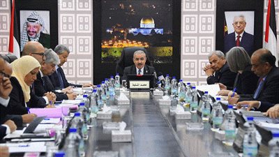 الحكومة الفلسطينية تفرض إجازة بدون راتب على موظفيها 