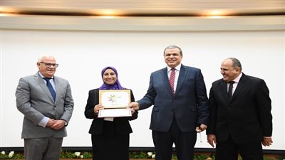 وزير القوى العاملة ومحافظ بورسعيد يوزعان عقود عمل لعدد ٧٥ من ذوى الهمم