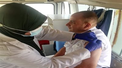 تطعيم المواطنين بلقاح فيروس كورونا بميدان أحمد حلمي بالسويس 