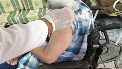 التطعيم المنزلي بالسويس يواصل تطعيم كبار السن بالمنازل