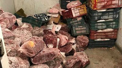 القبض على صاحب ثلاجة بحوزته 6 أطنان لحوم فاسدة 