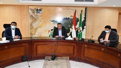 محافظ الفيوم يسلم المساعدات المالية لسداد ديون الغارمات