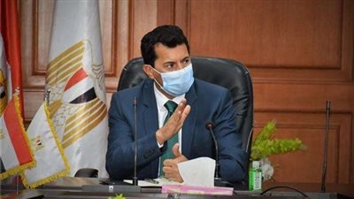 وزير الشباب يستمع لمقترحات طلاب الجامعات المتدربين بنادي العاصمة الإدارية