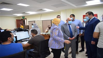 محافظ بورسعيد ونائب وزير المالية يشيدان بسير العمل داخل مبنى هيئات التأمين الصحى الشامل