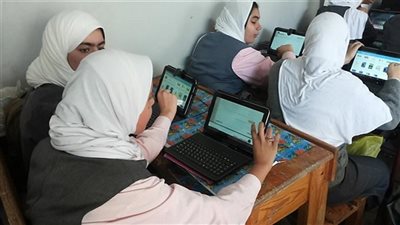 التعليم تكشف موعد تسليم التابلت لطلاب الصف الأول الثانوى 